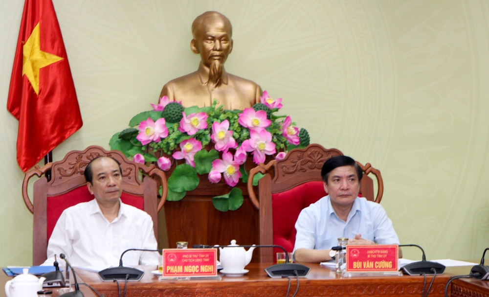 Đồng chí Bùi Văn Cường (phải), Bí thư Tỉnh ủy và đồng chí Phạm Ngọc Nghị, Chủ tịch UBND tỉnh chủ trì tại điểm cầu Đắk Lắk. 