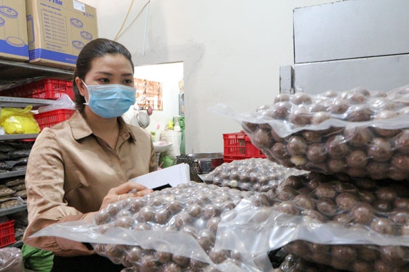 Chị Nguyễn Thị Trang kiểm tra sản phẩm để tổ chức lại cách thức phân phối  của Công ty. 