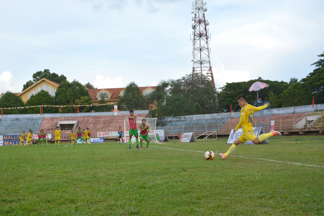 Các cầu thủ Đắk Lắk (áo vàng) thi đấu trong trận gặp Đồng Tháp ở mùa giải 2019. (Ảnh minh họa)