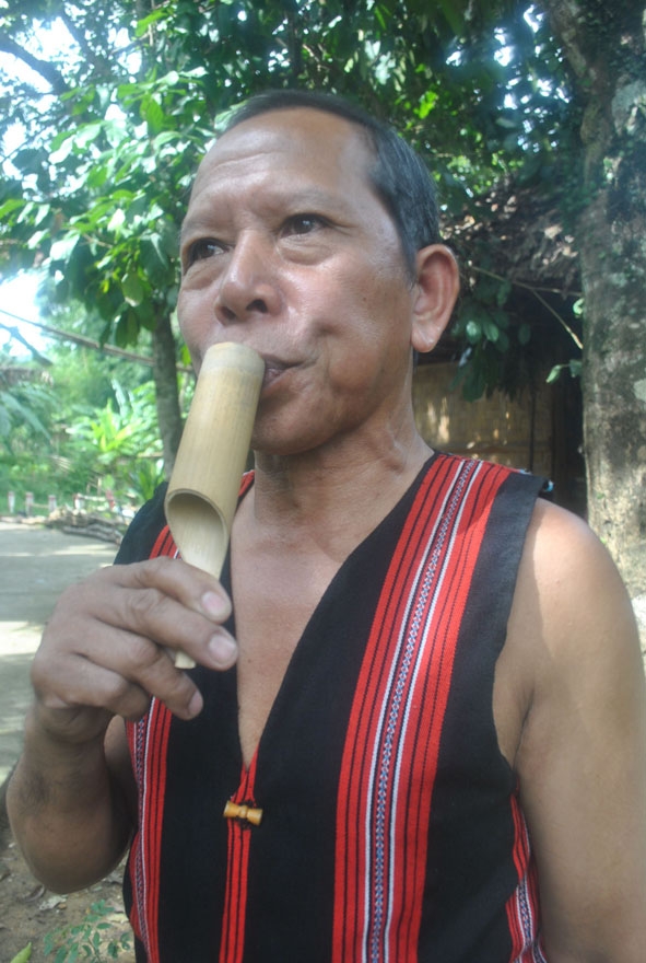 Ông Bh’ríu Thiện (75 tuổi, ở thôn Bh’Hôồng 1, xã Sông Kôn, huyện Đông Giang, tỉnh Quảng Nam) thổi sáo Crơtót.