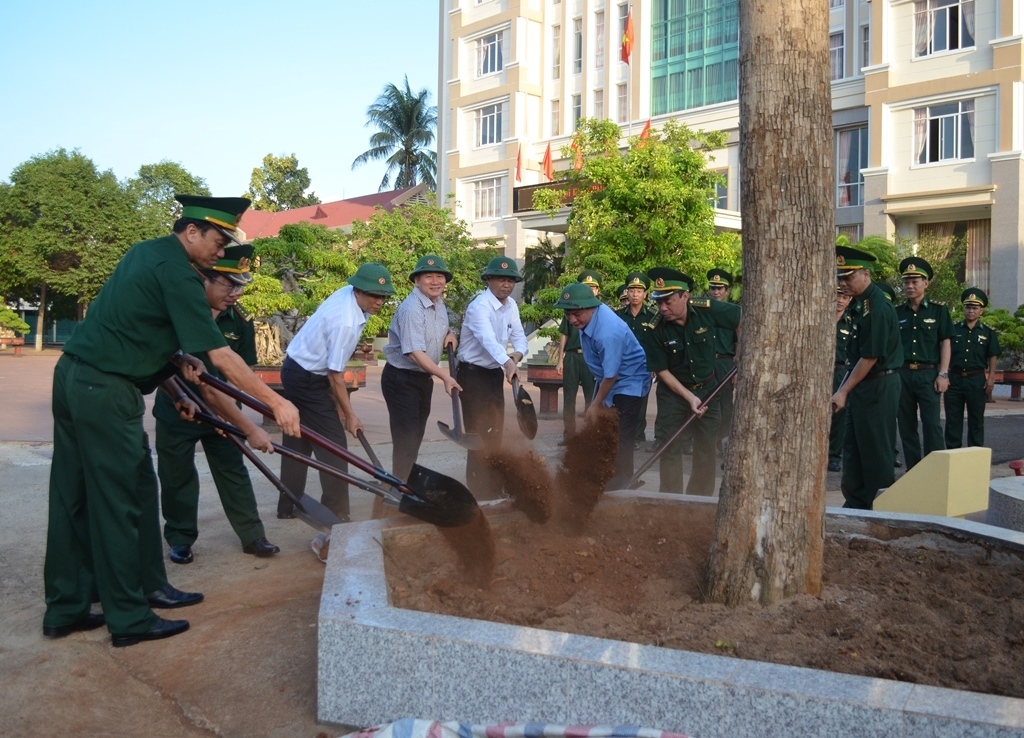 Đoàn công tác cùng trồng cây lưu niệm tại khuôn viên Bộ Chỉ huy Bộ đội Biên phòng tỉnh