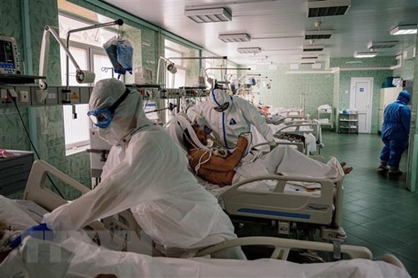  Nhân viên y tế chăm sóc bệnh nhân mắc Covid-19 tại một bệnh viện ở Moskva, Nga ngày 17-5-2020.  Ảnh: AFP/TTXVN