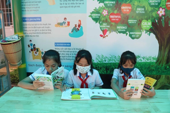 Học sinh Trường THCS Lương Thế Vinh (phường Tân An, TP. Buôn Ma Thuột) đọc sách  tại “Thư viện xanh”. 