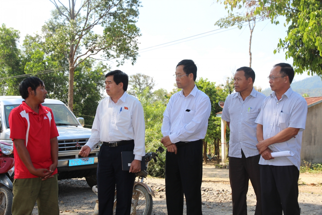 Phó Trưởng Đoàn chuyên trách Đoàn ĐBQH tỉnh Y Khút Niê (thứ 2 từ trái sang) cùng Đoàn công tác giám sát công tác giảm nghèo tại buôn Mum, xã Cư Prông, huyện Ea Kar. (Ảnh minh họa).