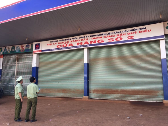 Kinh doanh gặp khó, cửa hàng bán lẻ xăng dầu của Doanh nghiệp tư nhân xăng dầu Quý Điều (huyện Krông Năng) phải tạm đóng cửa.