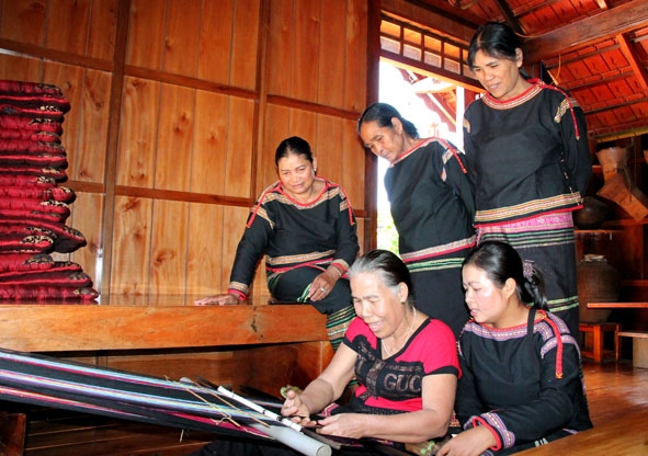 Tổ hợp tác dệt thổ cẩm buôn M'Oa, xã Cư Huê góp phần thúc đẩy du lịch cộng đồng của xã phát triển.
