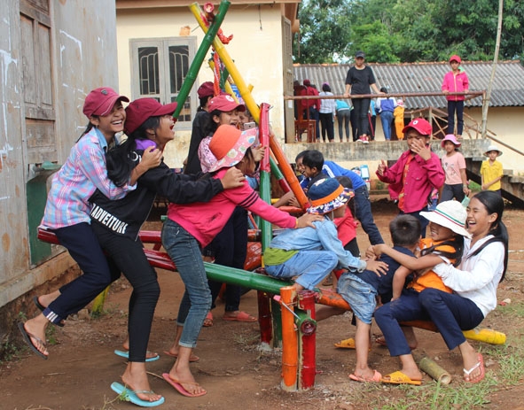 Khu vui chơi cho thiếu nhi xã Ea Yông do Đoàn Thanh niên thị trấn Phước An (huyện Krông Pắc) thi công và bàn giao. 