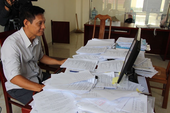 Cán bộ Chi cục Thuế khu vực Buôn Hồ - Krông Năng mã hóa hồ sơ giấy sang hồ sơ điện tử.