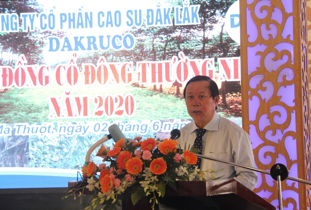 Chủ tịch HĐQT Công ty Cổ phần Cao su Đắk Lắk Nguyễn Viết Tượng báo cáo tình hình hoạt động của công ty