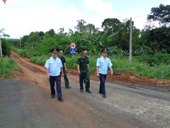 Cán bộ Cục Hải quan tỉnh Đắk Lắk phối hợp với lực lượng biên phòng tuần tra, kiểm soát tại Cửa khẩu  Đắk Peur (huyện Đắk Mil, tỉnh Đắk Nông). 