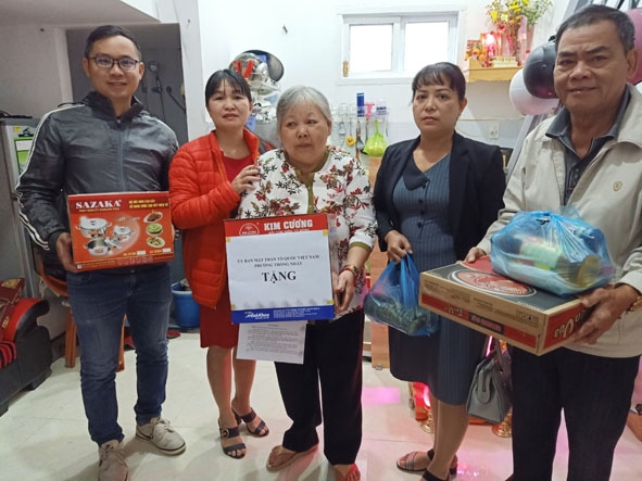 Đại diện Ủy ban MTTQ phường Thống Nhất trao quà hỗ trợ gia đình bà Huỳnh Thị Ngọc Lan ở tổ dân phố 2 khó khăn do ảnh hưởng dịch Covid-19.
