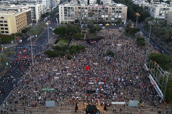 Người dân biểu tình phản đối kế hoạch sáp nhập khu Bờ Tây, tại quảng trường Rabin ở Tel Aviv, Israel, ngày 6-6-2020. Ảnh: AFP/TTXVN