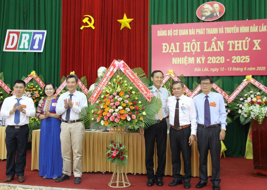 Phó bí thư Thường trực Đảng ủy Khối Các cơ quan và doanh nghiệp tỉnh Nguyễn Đình Hoàng tặng lãng hoa chúc mừng đại hội. 
