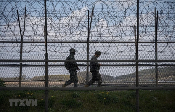 Binh sĩ Hàn Quốc tuần tra tại khu phi quân sự chia cắt hai miền Triều Tiên trên đảo Ganghwa. 