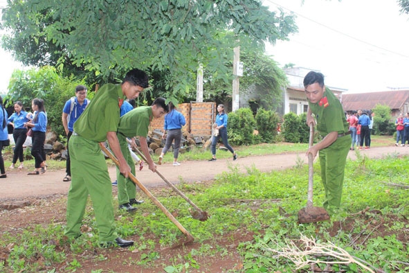 Đoàn thanh niên Công an TP. Buôn Ma Thuột tham gia dọn vệ sinh, bảo vệ môi trường tại xã Hòa Xuân. 
