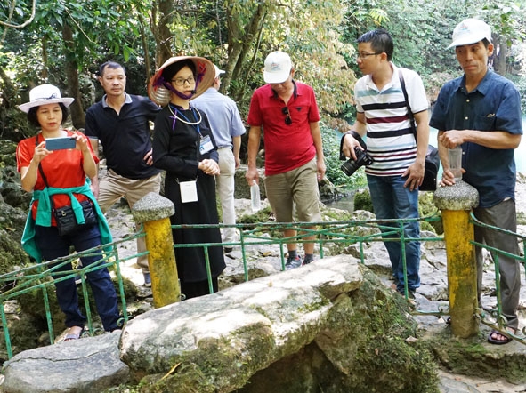 Du khách thăm bàn đá nơi Bác Hồ từng ngồi 