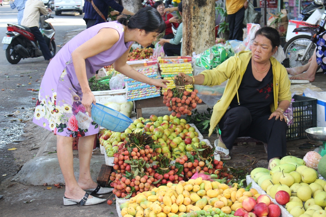 Theo chị Nguyễn Thị Nhớ (tiểu thương tại chợ Tân Thành) giá trái cây năm nay so năm ngoái tăng nhẹ, vải thiều mua ngày mồng 4 chỉ có 35.000 đồng/kg nhưng qua ngày mồng năm giá tăng 50.000 đồng/kg. 