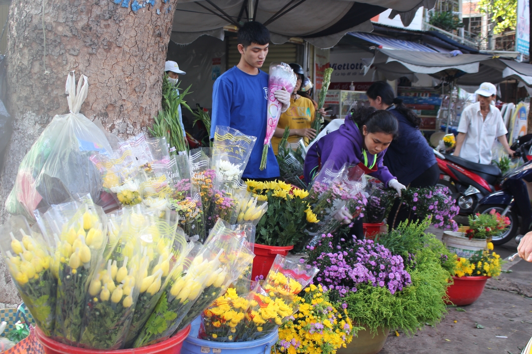 Cũng như trái cây và các mặt hàng khác, hoa tươi là mặt hàng được người dân mua nhiều trong dịp này. Thường người dân lựa chon hoa cúc để bày biện trên mâm cơm dâng ông bà. Giá hoa dao động từ 15 – 35 nghìn đồng/ bó. 