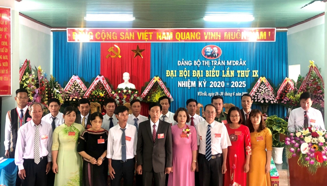 Ban Chấp hành Đảng bộ xthị trấn MĐrắk nhiệm kỳ 2020 – 2025 và Đoàn đại biểu dự đại hội cấp trên ra mắt, nhận nhiệm vụ.