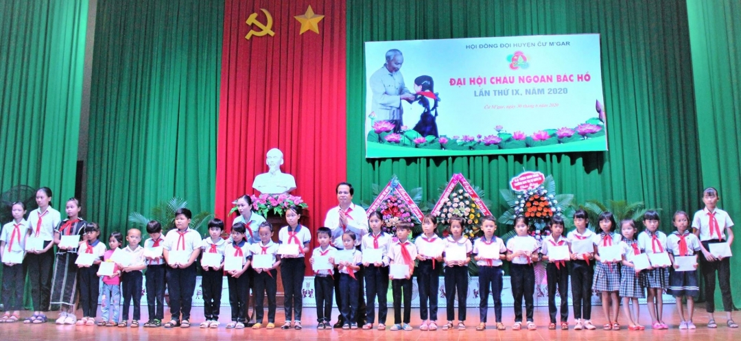 Phòng Lao động - Thương binh và Xã hội huyện Cư M'gar trao học bổng tặng học sinh nghèo hiếu học.