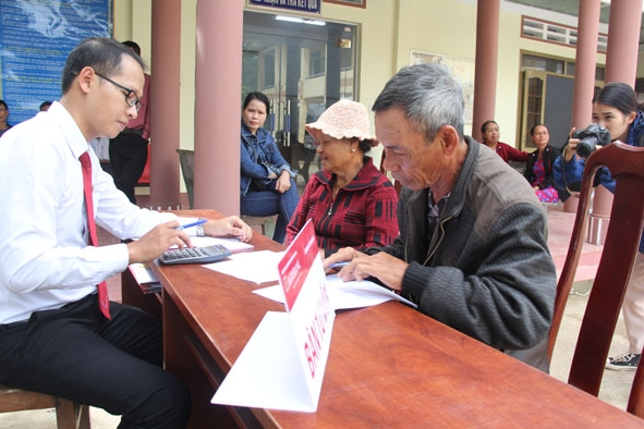 Cán bộ tín dụng Agribank chi nhánh huyện Lắk tư vấn thủ tục vay vốn cho người dân.