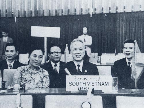 Luật sư - Chủ tịch Nguyễn Hữu Thọ (giữa) và đoàn Chính phủ Cách mạng lâm thời Cộng hòa miền Nam Việt Nam tại Hội nghị Cấp cao Phong trào không liên kết ở Algérie (tháng 9-1973) . Ảnh: Tư liệu