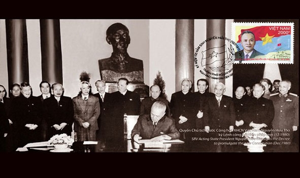 Quyền Chủ tịch nước CHXHCN Việt Nam Nguyễn Hữu Thọ ký Lệnh công bố Hiến pháp mới tháng 12-1980.  Ảnh tư liệu
