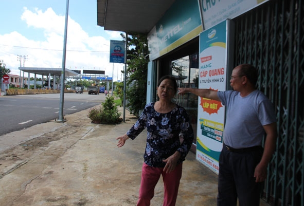 Người dân ở thôn 7, xã Ea Đar phản ánh việc công ty thi công trạm BOT khiến nhà cửa bị hư hỏng. 