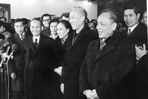 Đồng chí Nguyễn Duy Trinh cùng các đồng chí Lê Đức Thọ, Xuân Thủy, Nguyễn Cơ Thạch sau khi ký kết Hiệp định Paris năm 1973. Ảnh tư liệu