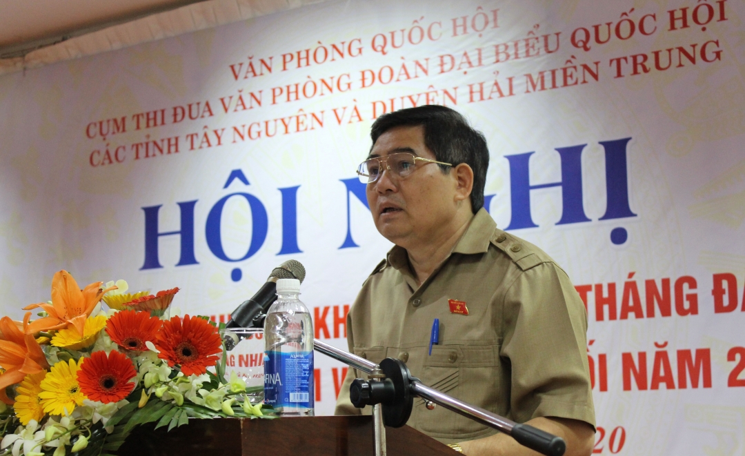 Phó Trưởng đoàn chuyên trách Đoàn ĐBQH tỉnh Đắk Lắk Y Khút Niê phát biểu chào mừng hội nghị.