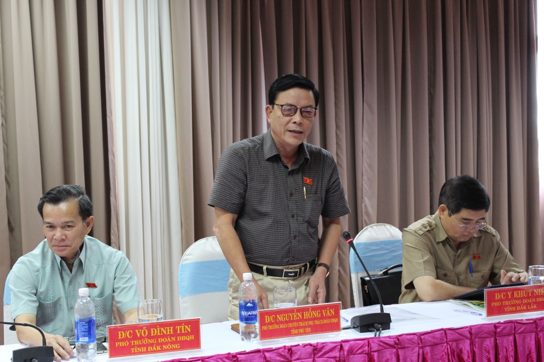 Phó Trưởng đoàn chuyên trách Đoàn ĐBQH tỉnh Phú Yên Nguyễn Hồng Vân đóng góp ý kiến tại hội nghị.