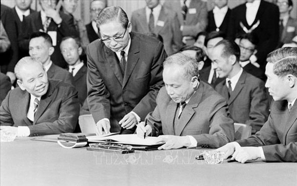 Đồng chí Nguyễn Duy Trinh ký Hiệp định Paris về Việt Nam.    Ảnh: TTXVN