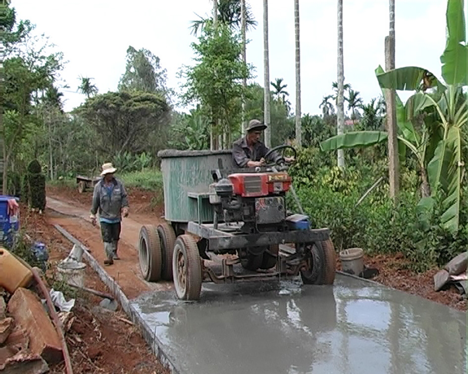 Nhân dân xã Ea Toh tham gia mở rộng, nâng cấp đường giao thông nông thôn.