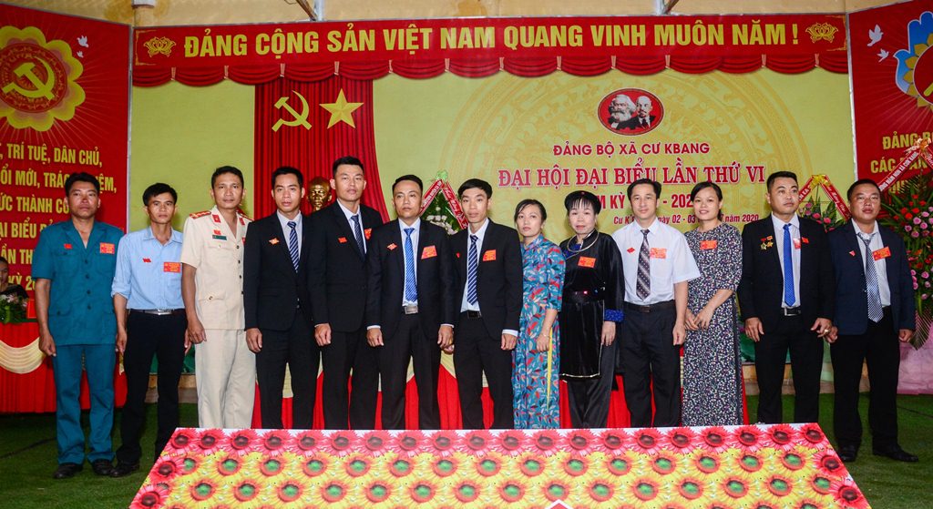 Ban chấp hành Đảng bộ xã Cư Kbang nhiệm kỳ mới và đoàn đại biểu dự đại hội cấp trên ra mắt nhận nhiệm vụ