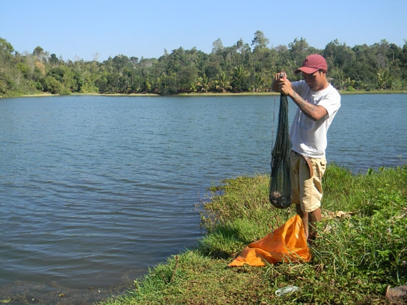 Đánh bắt cá  tại hồ Kô Tam  là một trong những sinh kế của người dân tộc thiểu số  tại chỗ.  