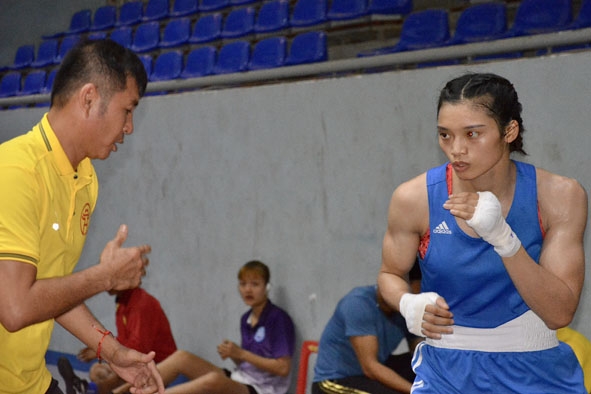 Nguyễn Thị Tâm tập luyện cùng chuyên gia Tawan trước trận  chung kết.  