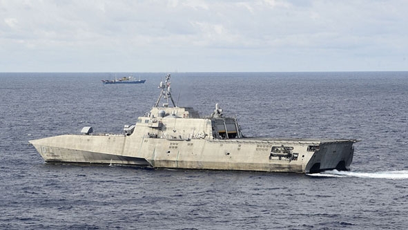 Tàu chiến đấu ven bờ USS Gabrielle Giffords của Mỹ di chuyển gần tàu khảo sát Hải Dương 4 của Trung Quốc trên Biển Đông ngày 1-7.  Ảnh: US NAVY