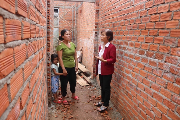 Bà Trần Thị Khanh, Chi hội trưởng chi hội phụ nữ buôn Ea Kruế  (bên phải) hỏi thăm tình hình làm ăn  của gia đình hội viên.  