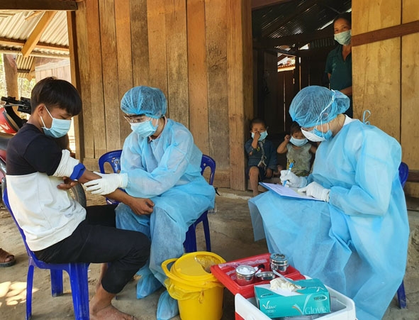 Cán bộ y tế điều tra, lấy mẫu xét nghiệm đối với người tiếp xúc gần với ca bệnh tại thôn Cư Rang, xã Cư Pui, huyện Krông Bông.