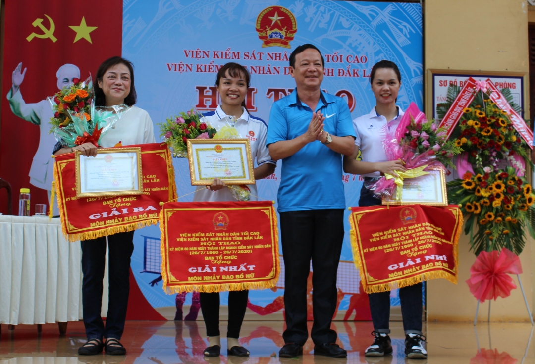 Phó Viện trưởng Viện KSND tỉnh Đinh Quang Cử, Trưởng Ban Tổ chức Hội thao trao giải cho các vận động viên môn nhảy bao bố nữ. 