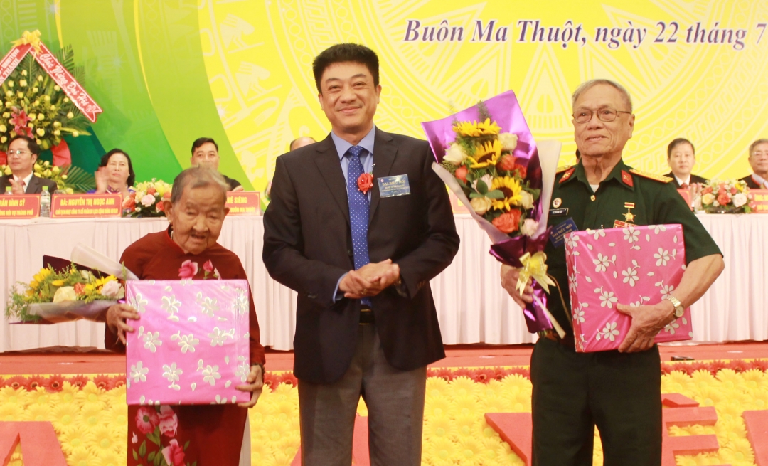 Bí thư Thành ủy Buôn Ma Thuột tặng hoa và quà cho Mẹ Việt Nam Anh hùng và Anh hùng lao động trong thời kỳ đổi mới tại Đại hội.