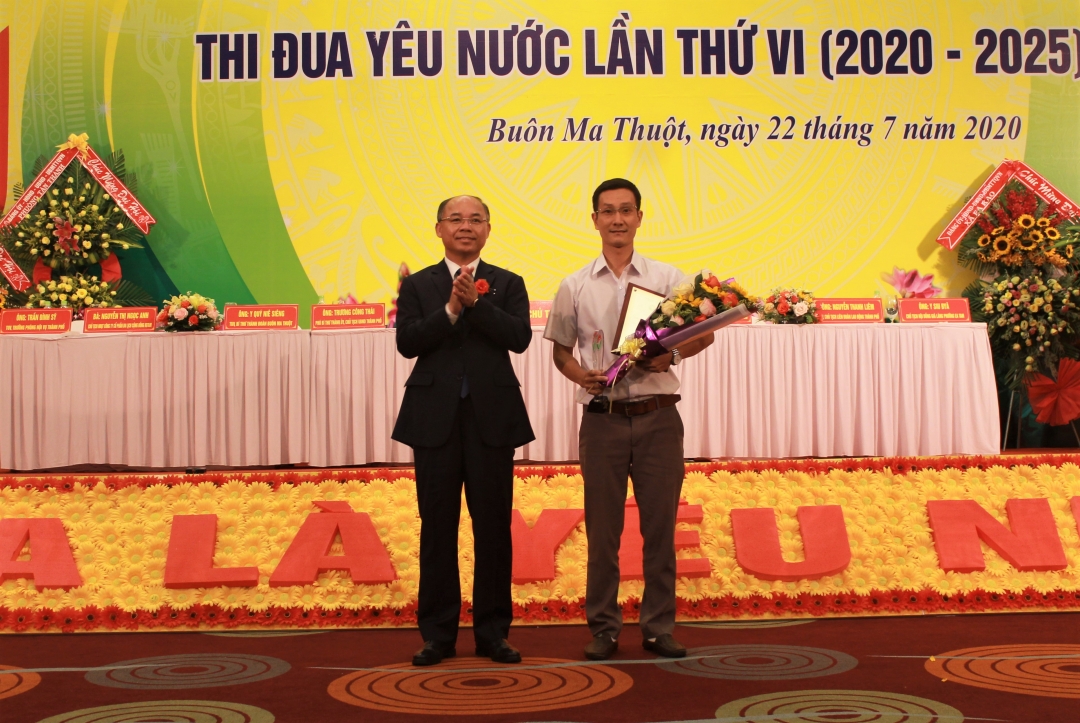 Phó Bí thư, Chủ tịch UBND TP. Buôn Ma Thuột Trương Công Thái trao Giấy chứng nhận 
