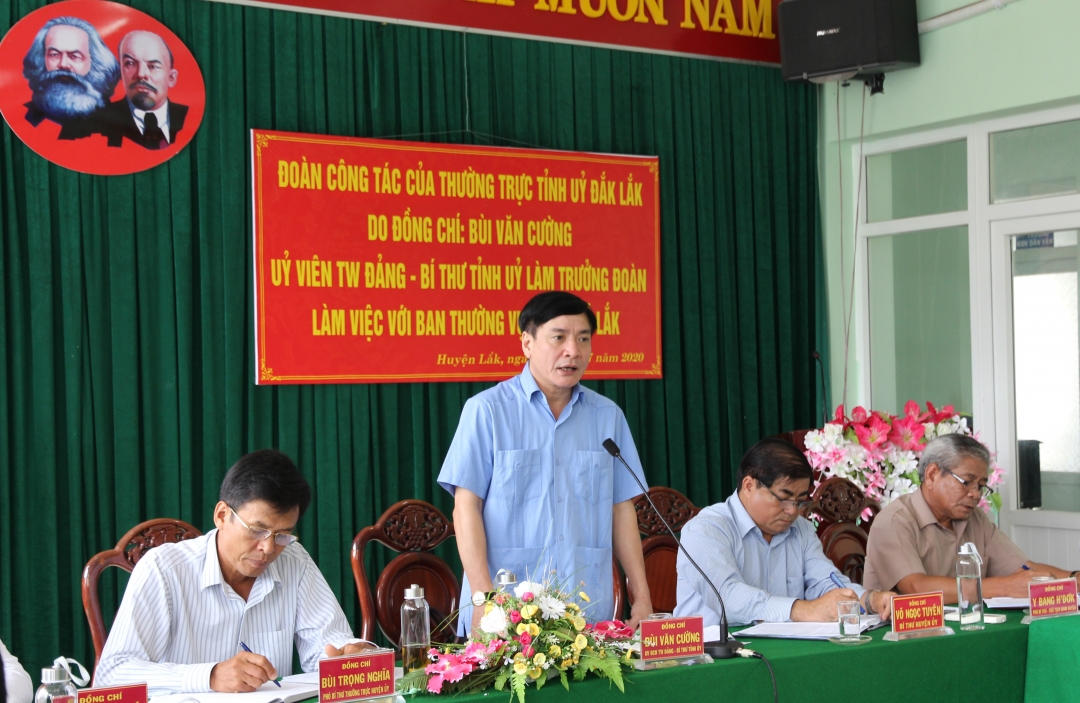 Đồng chí Bùi Văn Cường, Ủy viên Trung ương Đảng, Bí thư Tỉnh ủy phát biểu tại buổi làm việc.