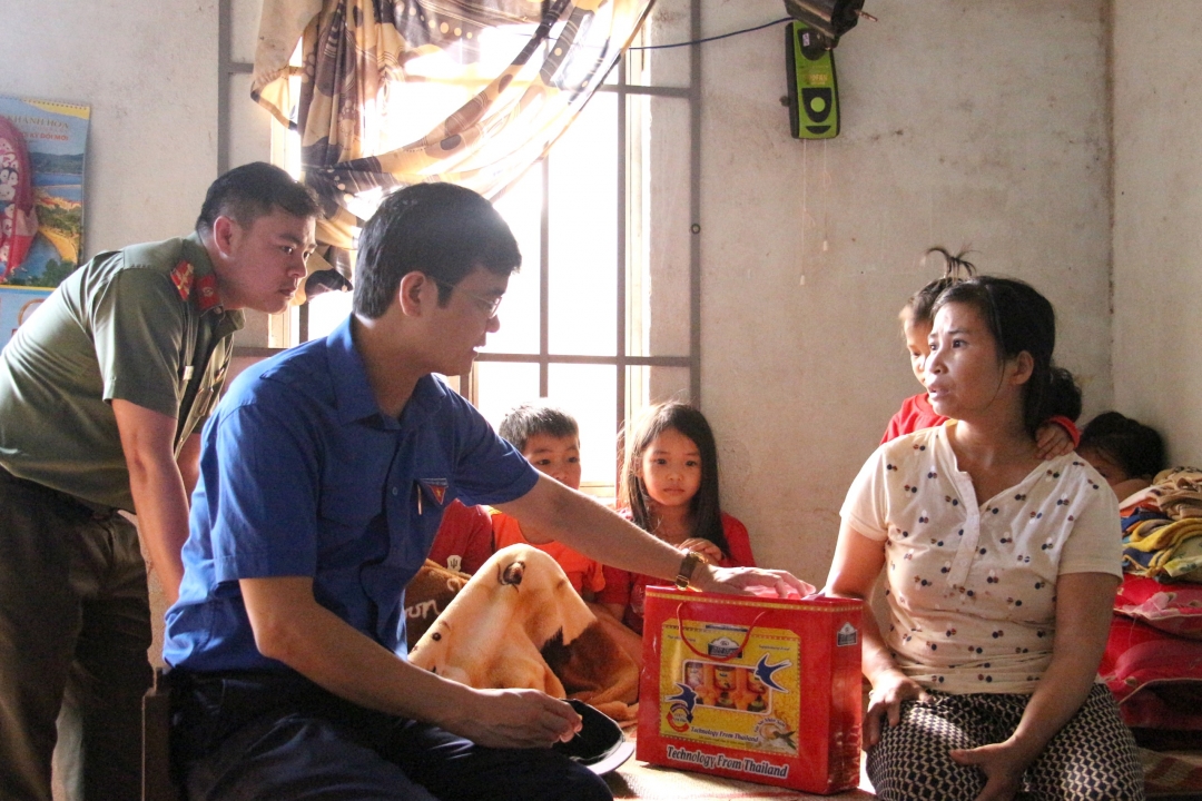 Bí thư Trung ương Đoàn Bùi Quang Huy thăm hỏi, động viên, tặng quà Mẹ Việt Nam Anh hùng Trần Thị Đố