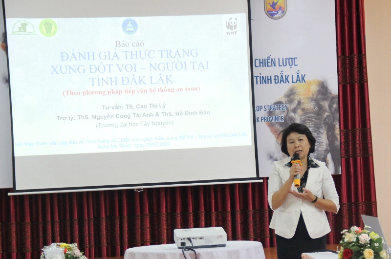 Tiến sỹ Cao Thị Lý, Giảng viên Trường Đại học Tây Nguyên trình bày công trình nghiên cứu của mình tại hội thảo