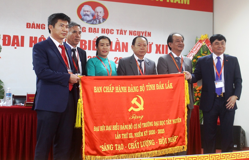 Phó Bí thư Thường trực Tỉnh ủy Phạm Minh Tấn (bìa phải) tặng bức trướng chúc mừng Đại hội.