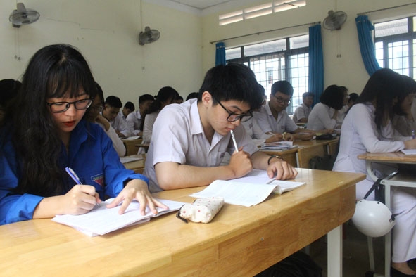 Học sinh khối lớp 12 Trường THPT Hồng Đức (TP. Buôn Ma Thuột) tập trung ôn thi tốt nghiệp.