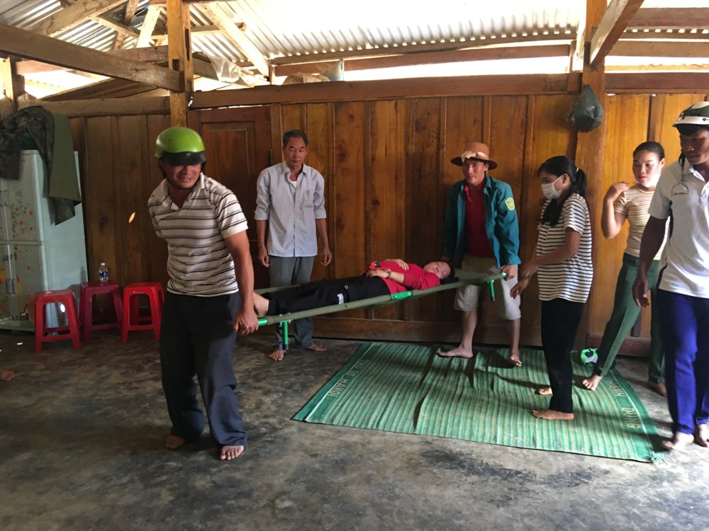 Đội chuyển tuyến buôn Plao Siêng (xã Ea Rbin, huyện Lắk) diễn tập vận chuyển bà mẹ có dấu hiệu chuyển dạ đến trạm y tế.  Ảnh: Quang Nhật