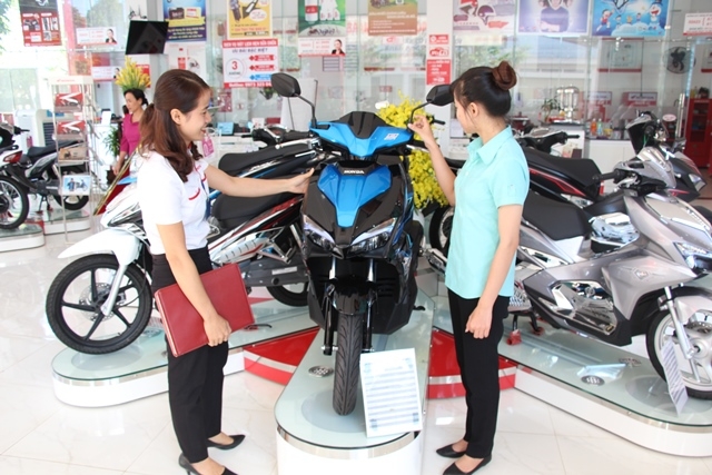 Người dân tìm hiểu mua xe máy tại một cửa hàng ở huyện Buôn Đôn