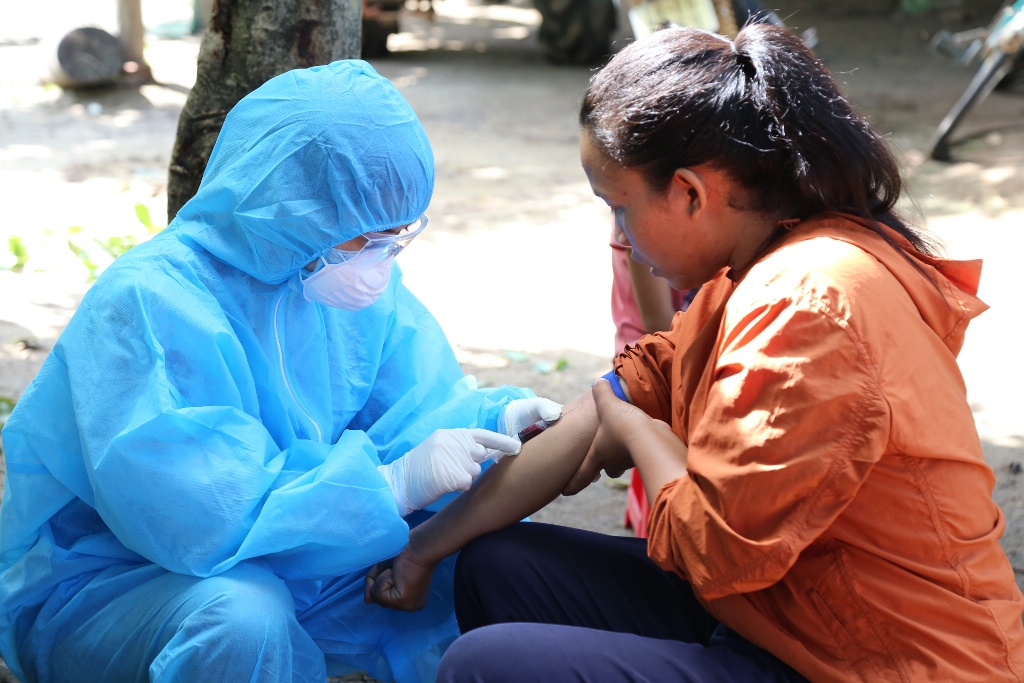 Cán bộ y tế lấy mẫu xét nghiệm xác định bệnh bạch hầu đối với trường hợp tiếp xúc gần với ca bệnh tại buôn Diêo, xã Bông Krang, huyện Lắk. 